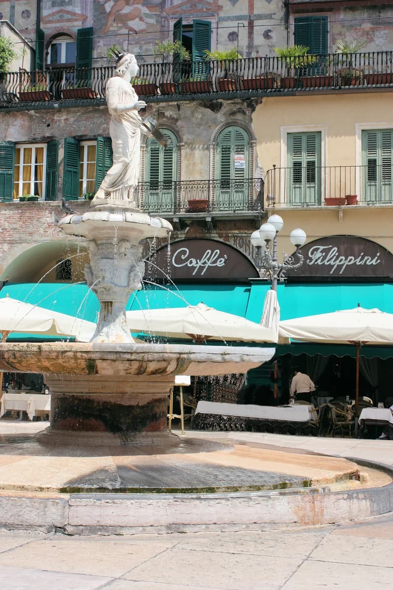 Madonna Verona · Piazza Erbe