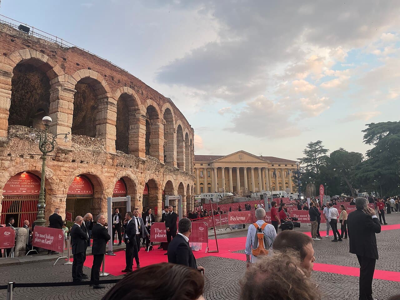Il pubblico raggiunge l'Arena di Verona per una serata dell'Opera Festival