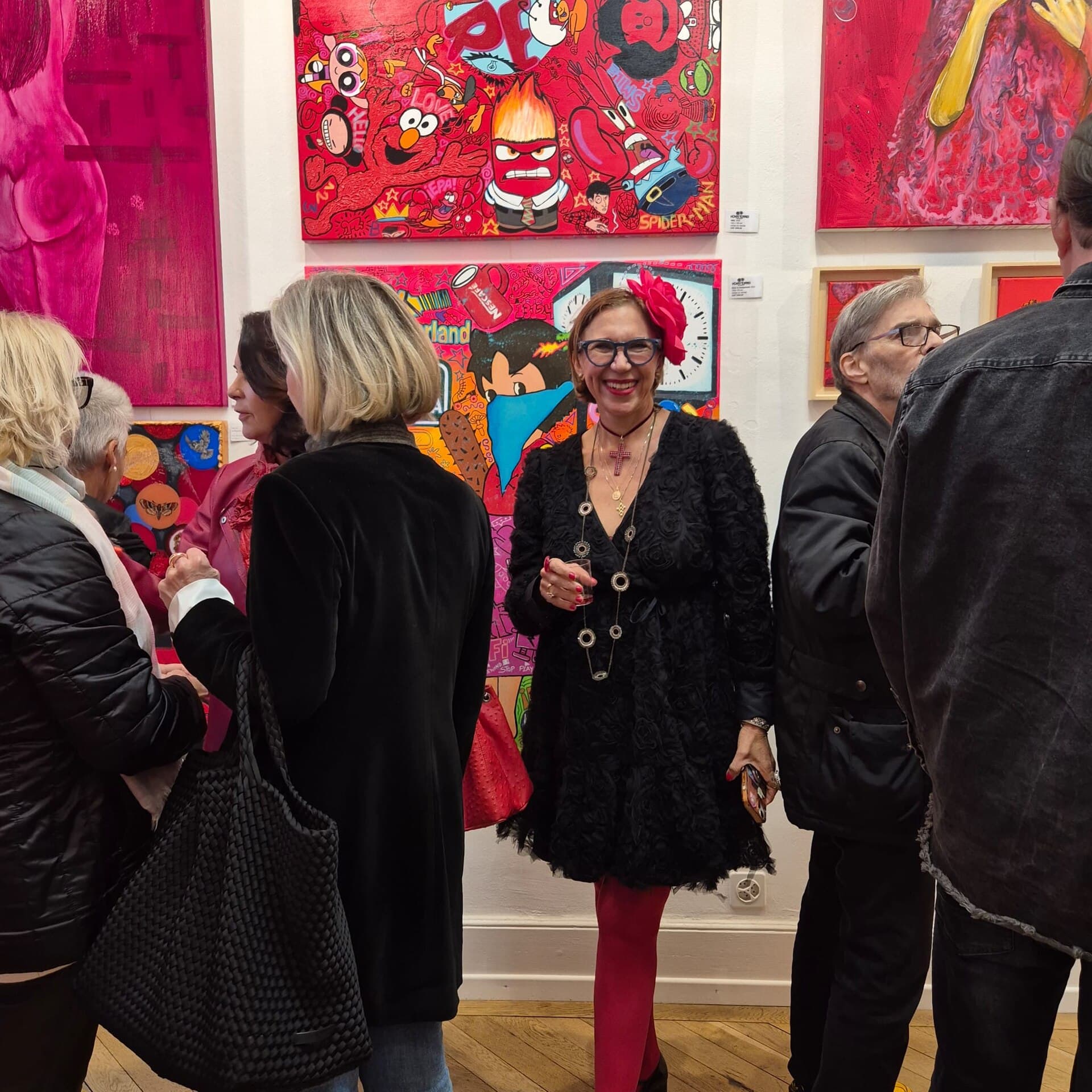 Visitatori tra opere dai colori vivaci in una galleria d'arte contemporanea