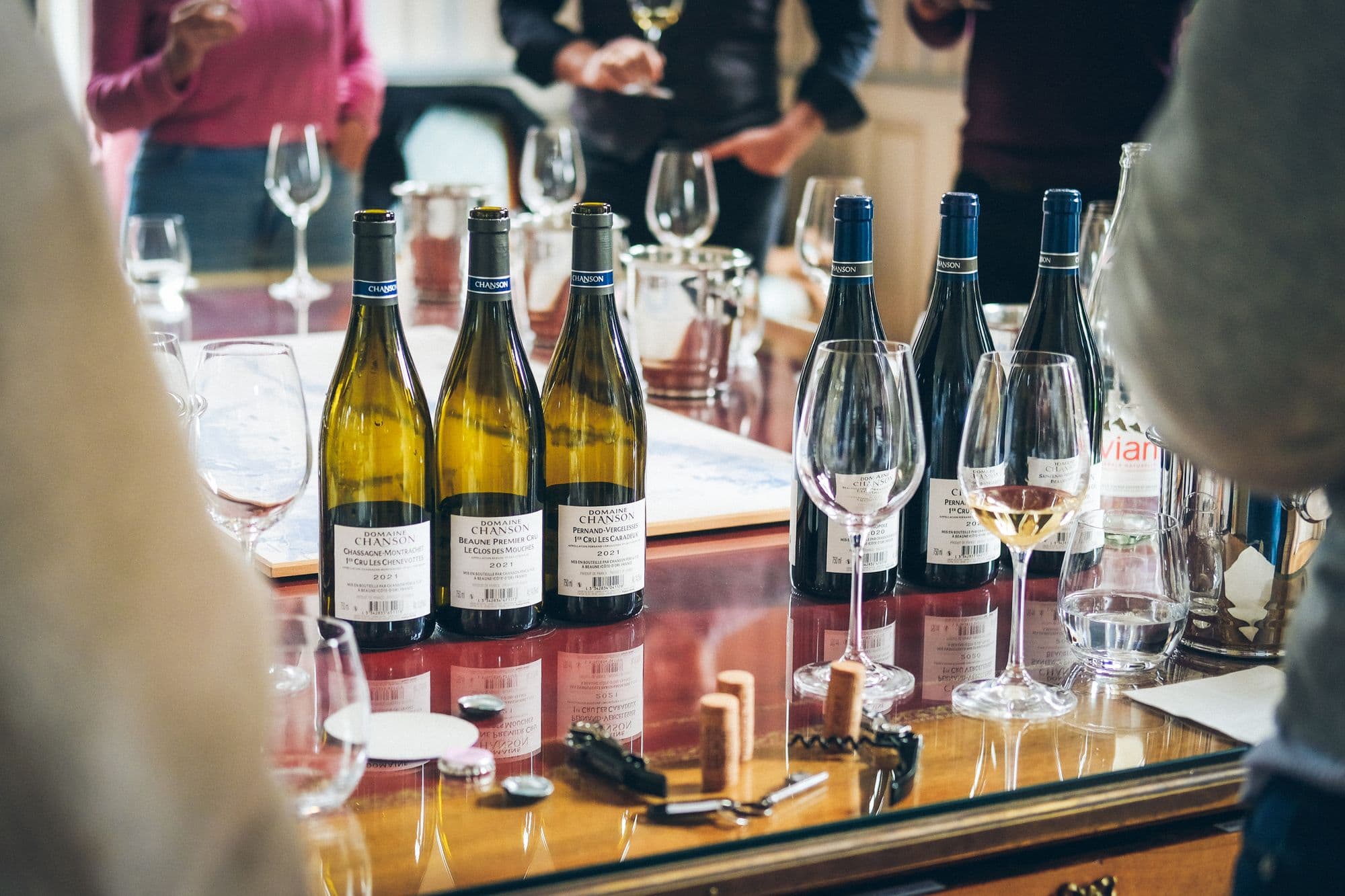 Bottiglie e calici disposti per una degustazione di vini