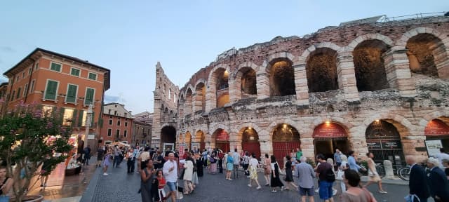 Arena di Verona vista da Piazza Bra