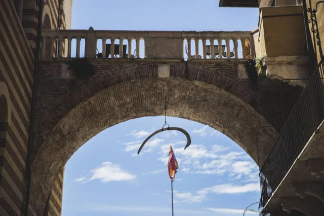 Costola sospesa sotto l’Arco della Costa a Verona