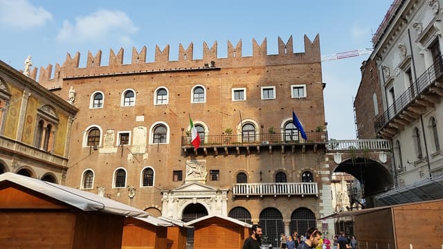 Piazza dei Signori a Verona illuminata dal sole sotto un cielo azzurro