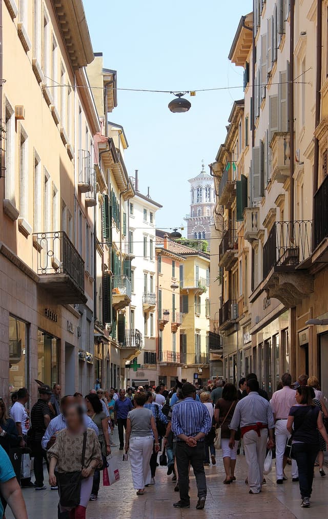 Via Mazzini a Verona in una luminosa giornata di sole