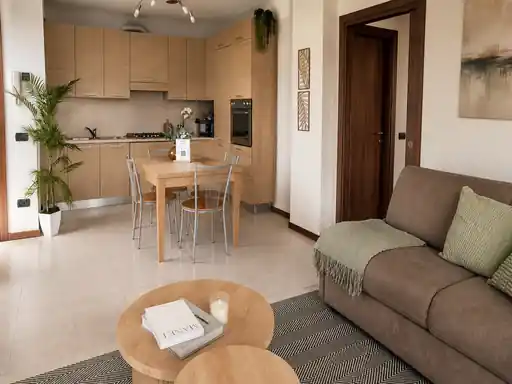 Vista ampia del soggiorno, zona pranzo e cucina di NAGI Apartment